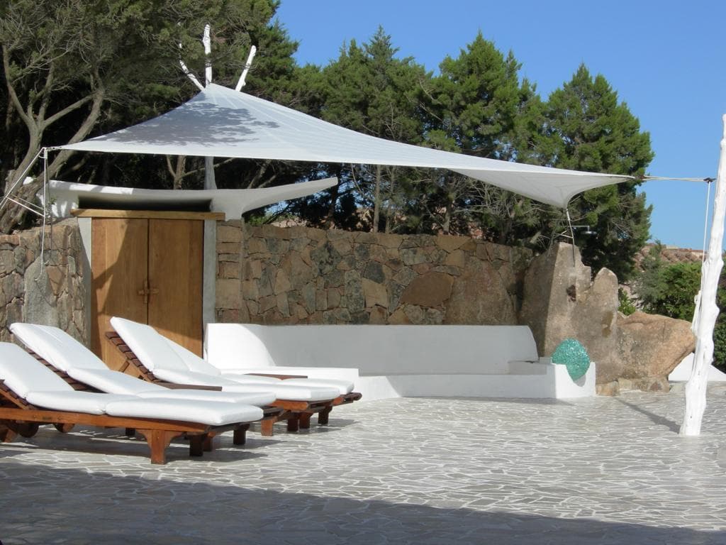 Vela ombreggiante vista dal livello dell’acqua in piscina — WSAIL Sardegna