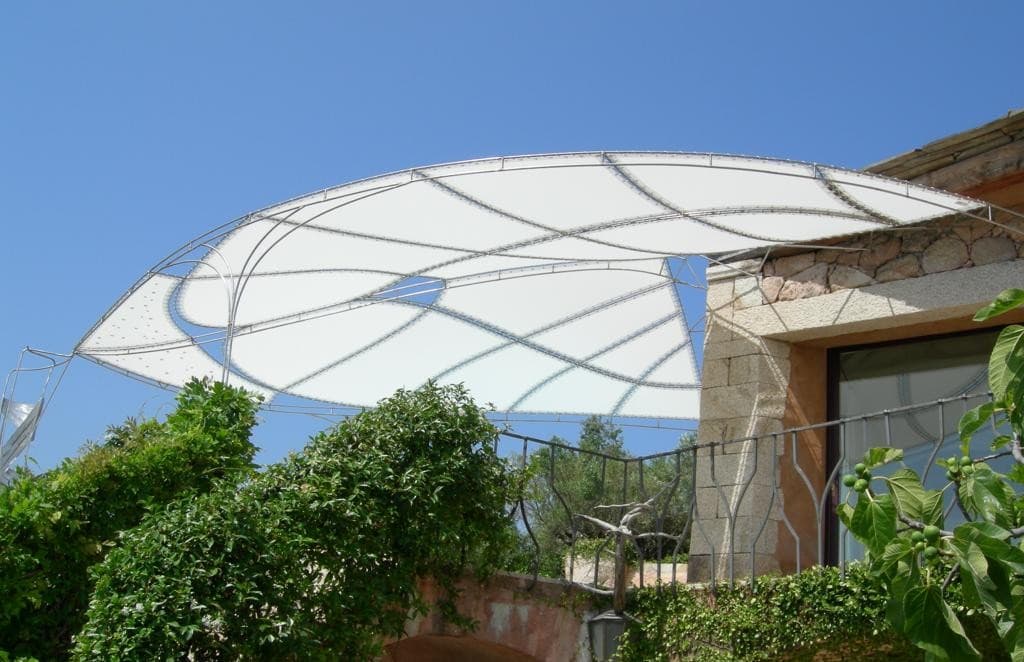 Tensostruttura vista dal basso verso il cielo, forme organiche dei pannelli — WSAIL Sardegna